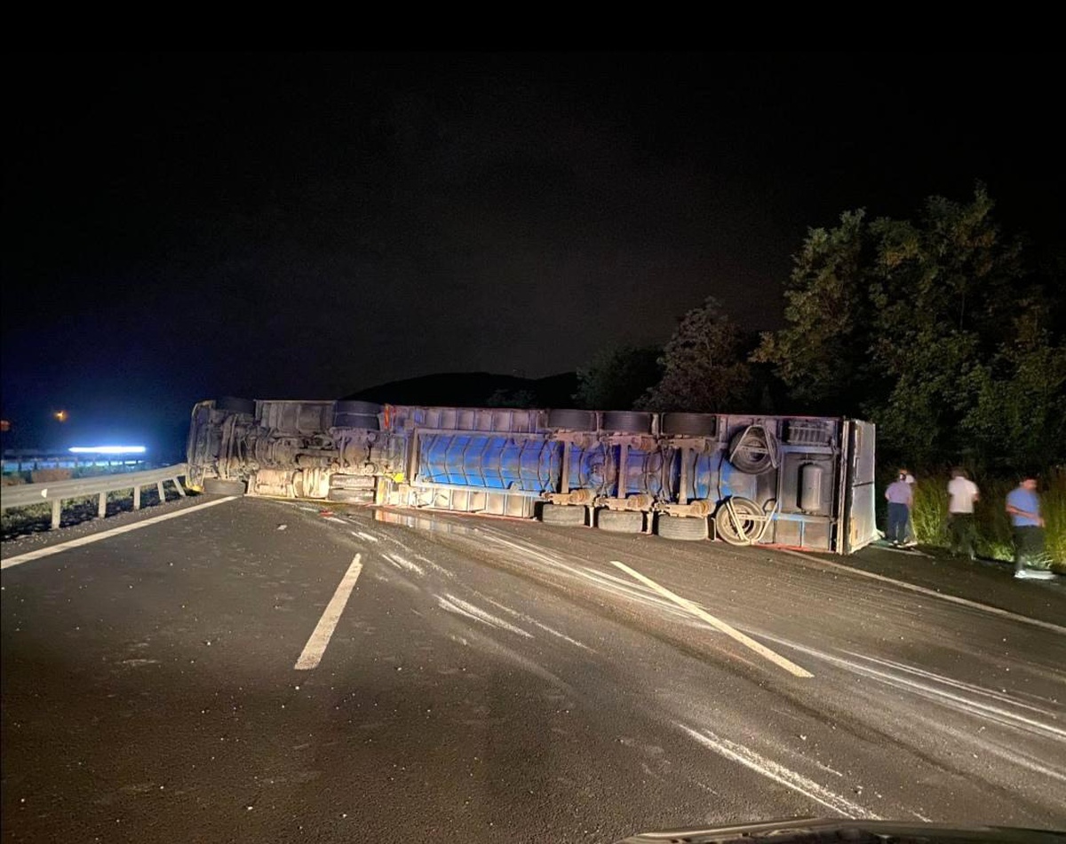 TEM otoyolunda tır devrildi, yol trafiğe kapatıldı
