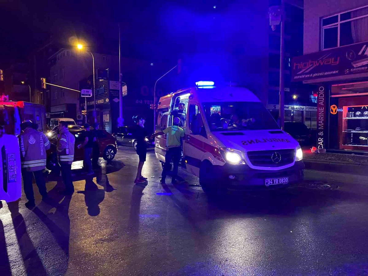 Ümraniye\'de iki otomobil çarpıştı: 2 yaralı