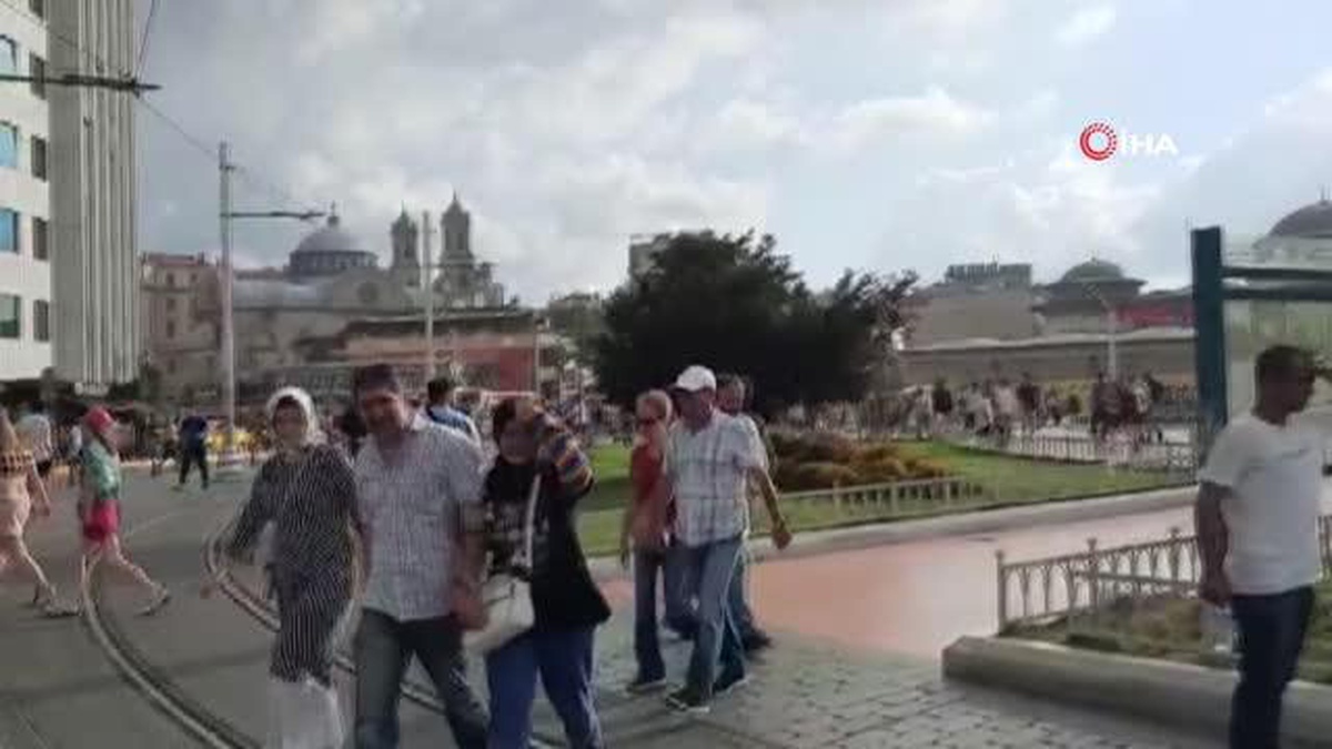Yaz yağmuru Taksim\'i serinletti