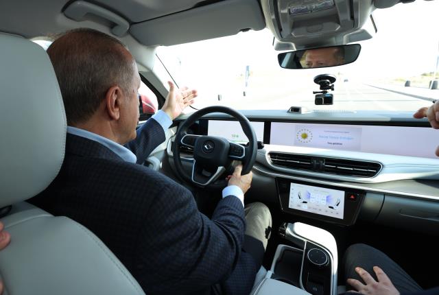 Yerli otomobilde geri sayım! Test için direksiyona geçen Erdoğan'dan yeni paylaşım