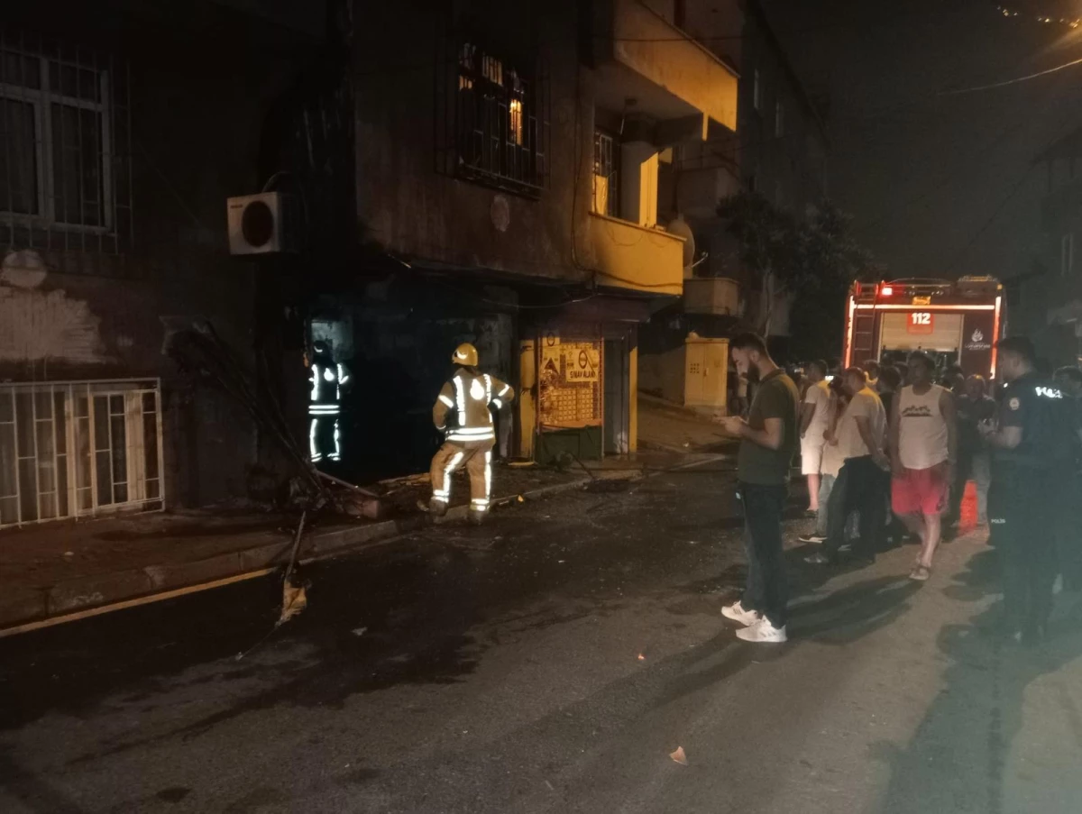 Gaziosmanpaşa\'da 2 şüpheli önce dükkanı yaktı, daha sonra havaya ateş açarak olay yerinden kaçtı