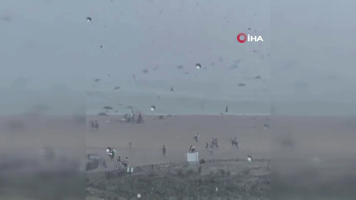 ABD\'de şiddetli rüzgar şemsiyeleri okyanusa uçurdu