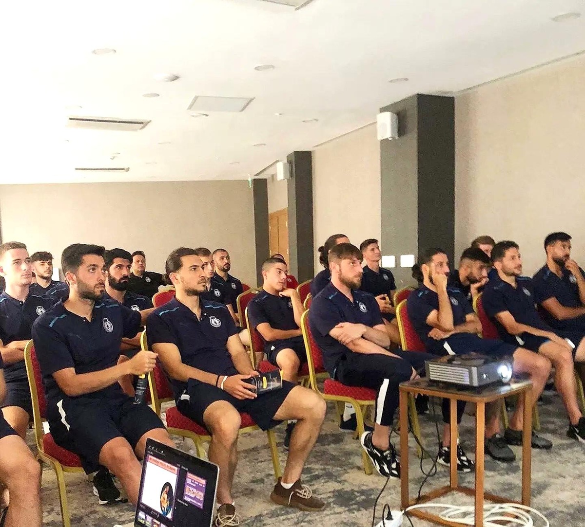 Afyonsporlu futbolculara beslenme eğitimi verildi