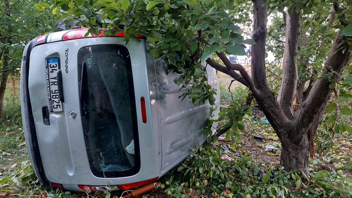 Amasya\'da devrilen hafif ticari araçtaki 5 kişi yaralandı