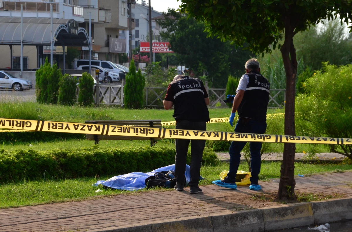 Antalya\'da yolcu otobüsünden inen kişi, kendisini takip eden araçtan açılan ateş sonucu yaşamını kaybetti