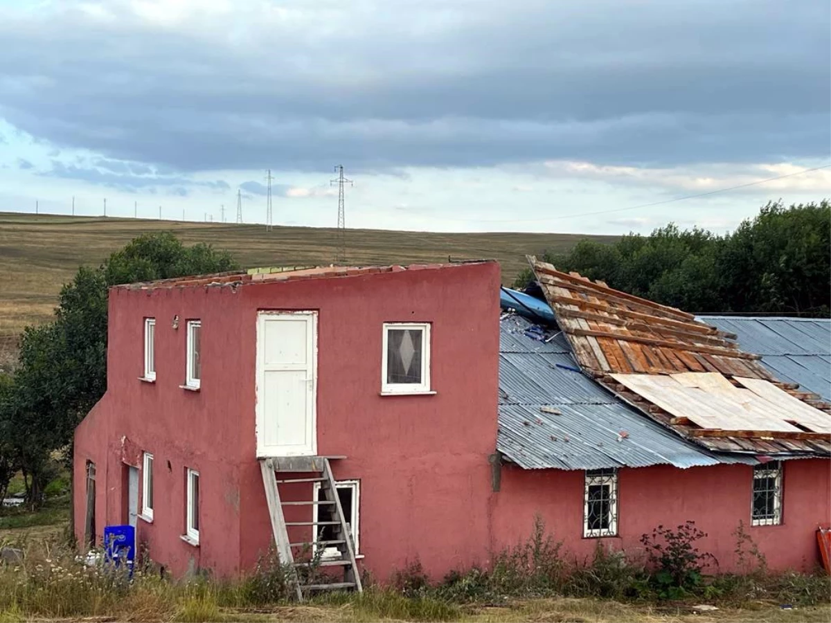Ardahan\'da kuvvetli rüzgar bazı evlerin çatısını uçurdu