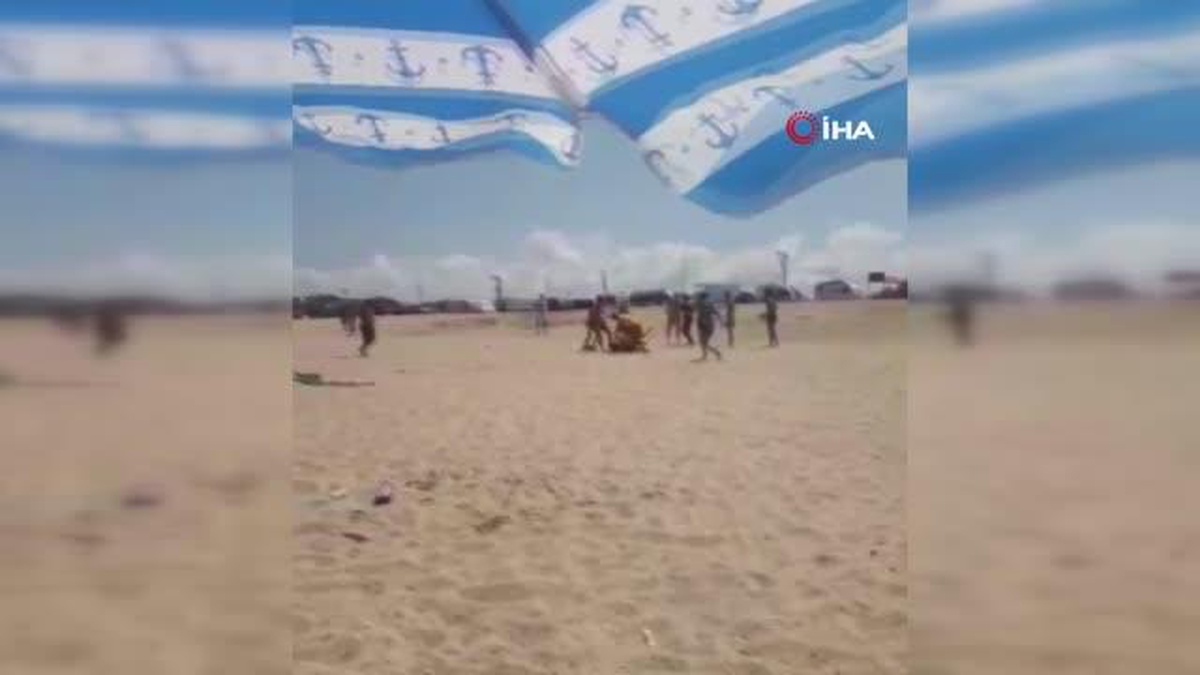 Arnavutköy\'de uyarılara uymayarak denize giren gençlerle cankurtaranlar arasında kavga çıktı