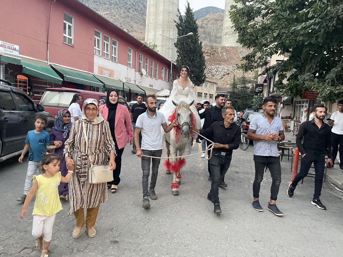 Artvin\'de düğününe at üzerinde giden gelin çocukluk hayalini gerçekleştirdi