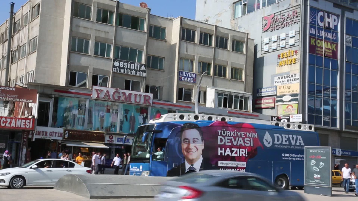 Babacan\'ın Dinlediği Vanlı Vatandaş: "Çoluk Çocuğumuz Aç, Vallahi Ekmek Götüremiyoruz. Fabrika Yok, İş Yeri Yok"