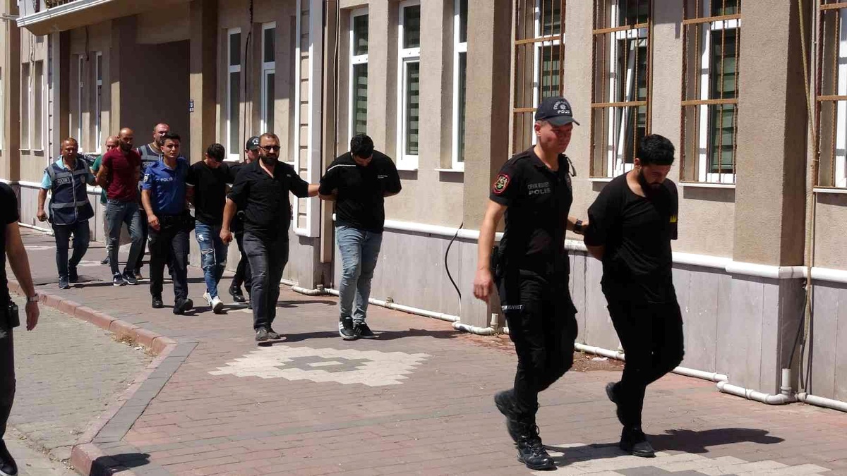 Çanakkale\'de çıkan kavgada gözaltına alınan 10 kişi adliyeye sevk edildi