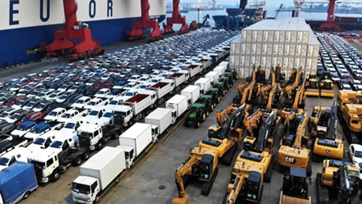 Çin\'in Qingdao Limanı\'ndan İhraç Edilmek İçin Bekleyen Ticari Araçlar