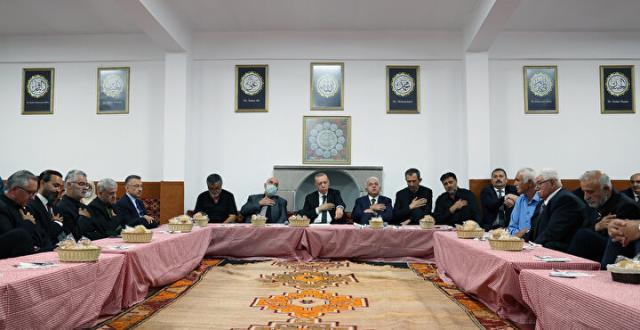Cumhurbaşkanı Erdoğan, Alevi dedeleriyle Muharrem ayı iftarı yaptı