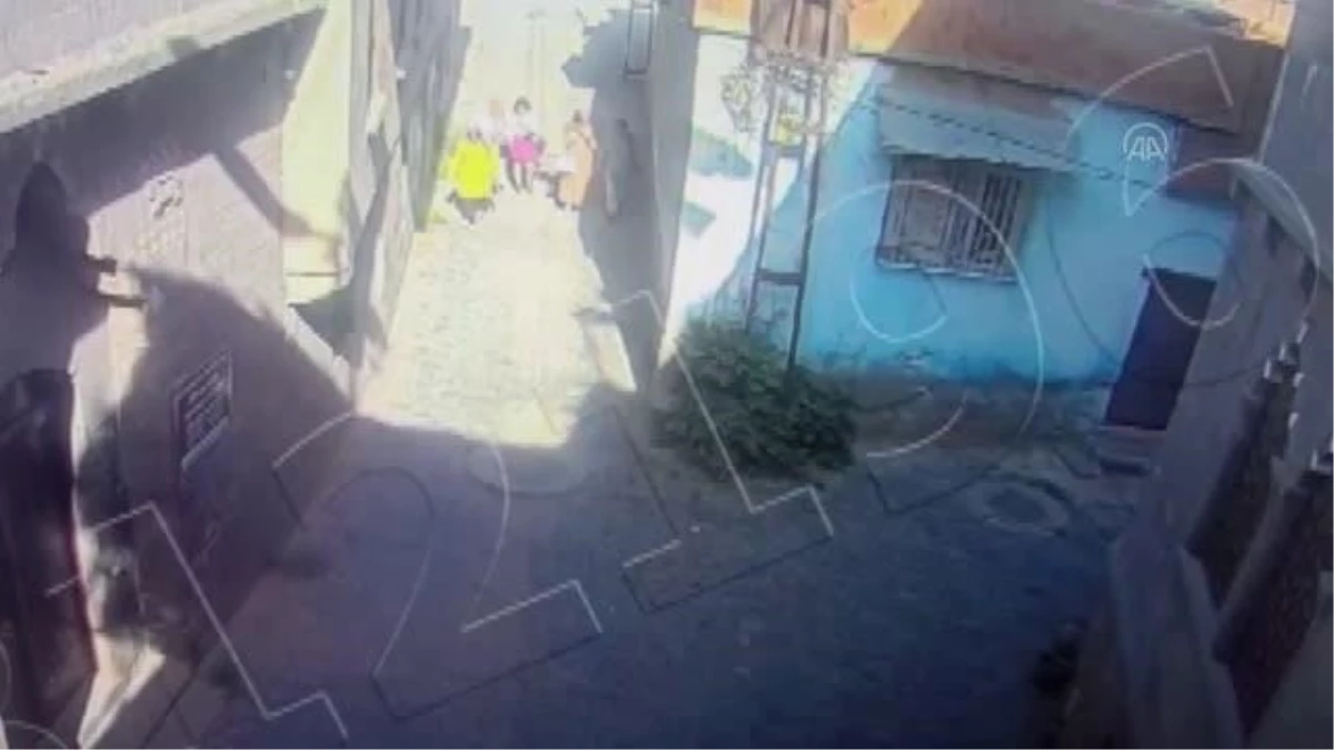 Diyarbakır\'da bir kadının telefonunu çalan iki kapkaç zanlısı yakalandı