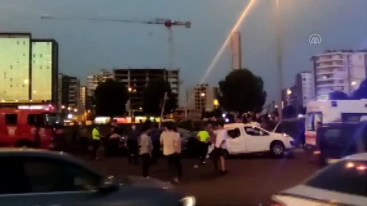 Diyarbakır\'da otomobilin kamyonete çarpması sonucu 10 kişi yaralandı