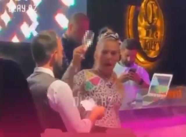 Garsonun başından aşağı içki döktüğü için linç edilen Demet Akalın, hayranlarıyla dertleşti Garsonun başından aşağı içki döktüğü için linç edilen Demet Akalın, hayranlarıyla dertleşti