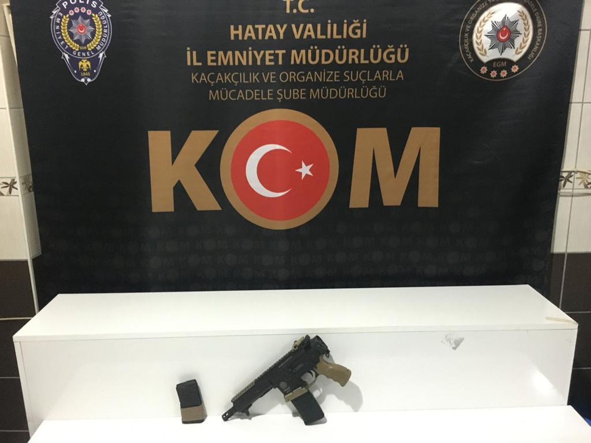 Hatay\'da otomobilin motor kaputuna gizlenmiş tabanca ve 2 şarjör ele geçirildi
