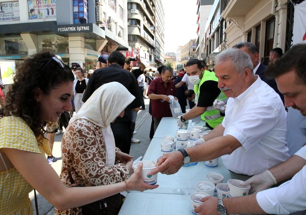 İlkadım\'da 7 farklı noktada aşure dağıtıldı