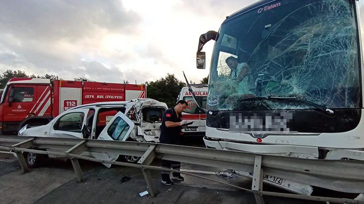 İstanbul\'da yolcu otobüsünün karıştığı kazada 7 araç birbirine girdi: 5 kişi yaralandı
