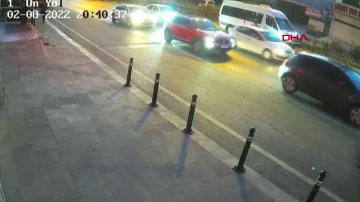 İSTANBUL-TUZLA\'DA MOTOSİKLETLİNİN ÜZERİNE SÜREN SERVİS ŞOFÖRÜ KAMERADA