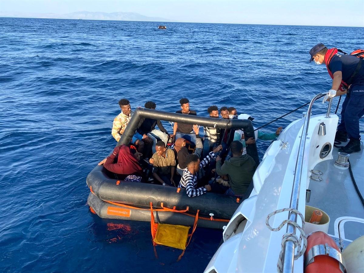 İzmir açıklarında 136 düzensiz göçmen kurtarıldı, 38 göçmen yakalandı