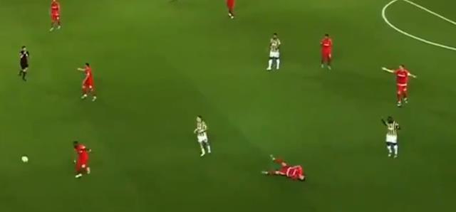 Kadıköy'de ortalığı ayağa kaldıran pozisyon! Hakemin verdiği karar olay oldu Kadıköy'de ortalığı ayağa kaldıran pozisyon! Hakemin verdiği karar olay oldu