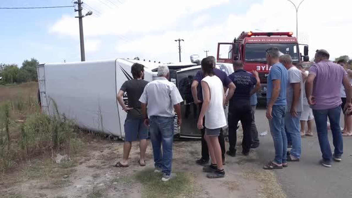 Sakarya\'da kamyonetle çarpışan otomobilden fırlayan sürücü yaralandı