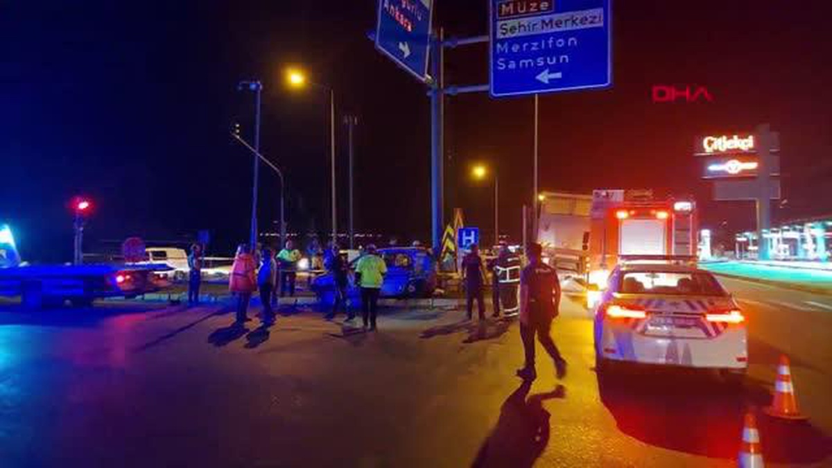KAMYONLA ÇARPIŞAN OTOMOBİLDEKİ ANNE İLE KIZI ÖLDÜ, BABA YARALI