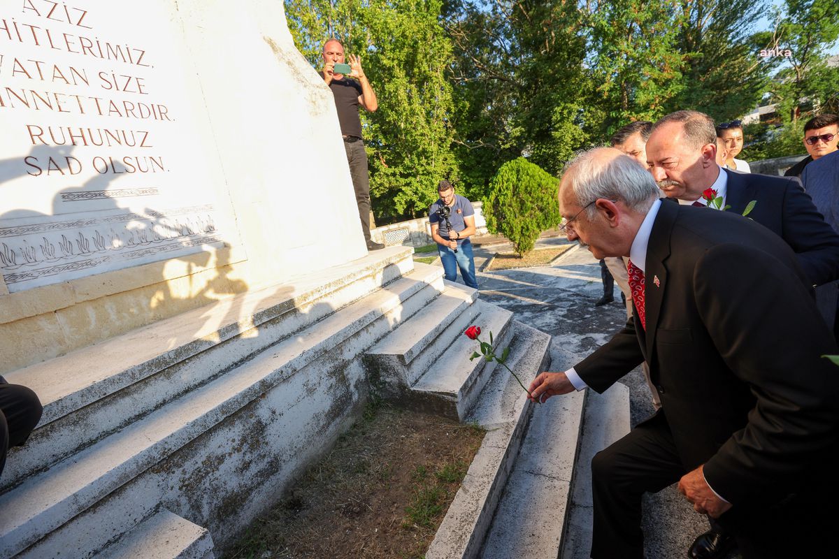 Kılıçdaroğlu, Edirne\'de Sarayiçi Balkan Şehitliği\'ni Ziyaret Etti