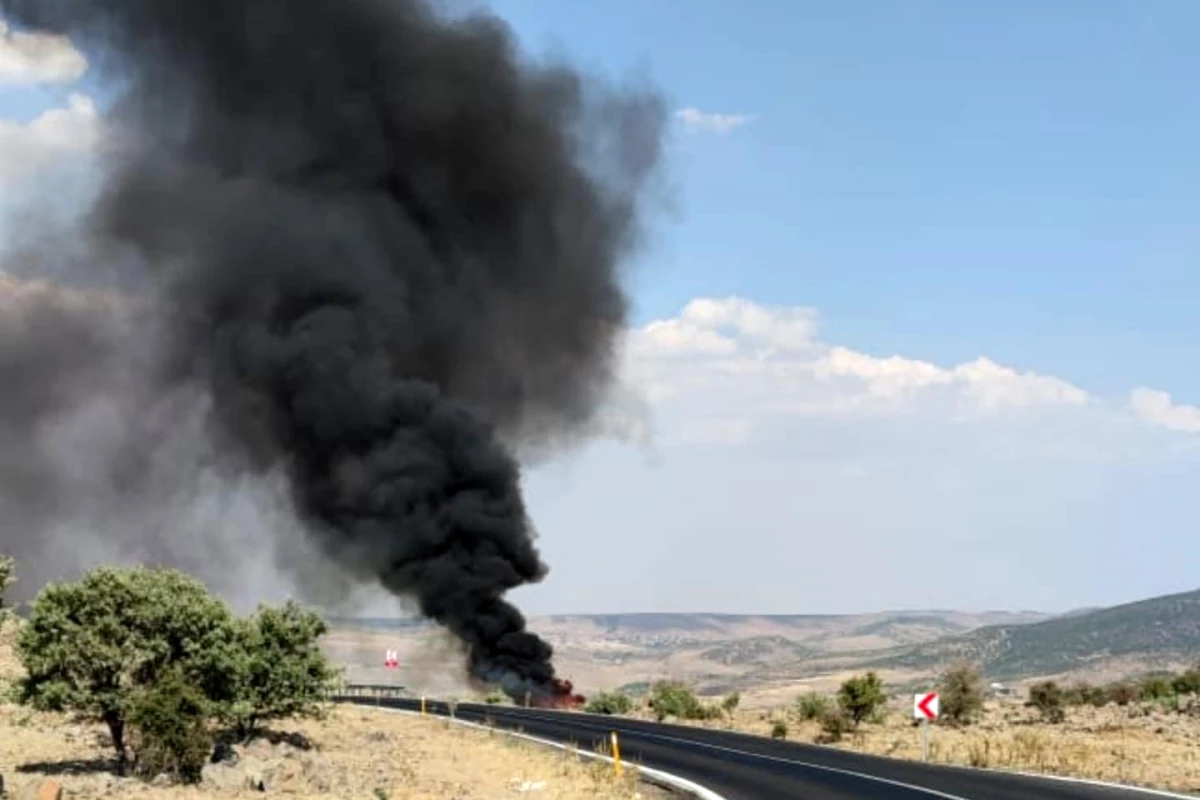 Öğretmen çift ve bebekleri yanan otomobilden son anda kurtarıldı