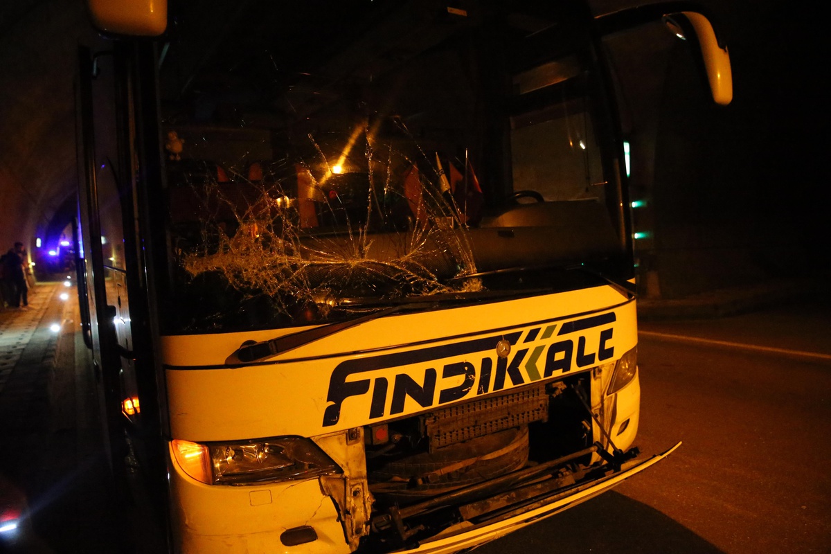 Ordu\'da yolcu otobüsü ile otomobilin çarpıştığı kazada 2 kişi öldü