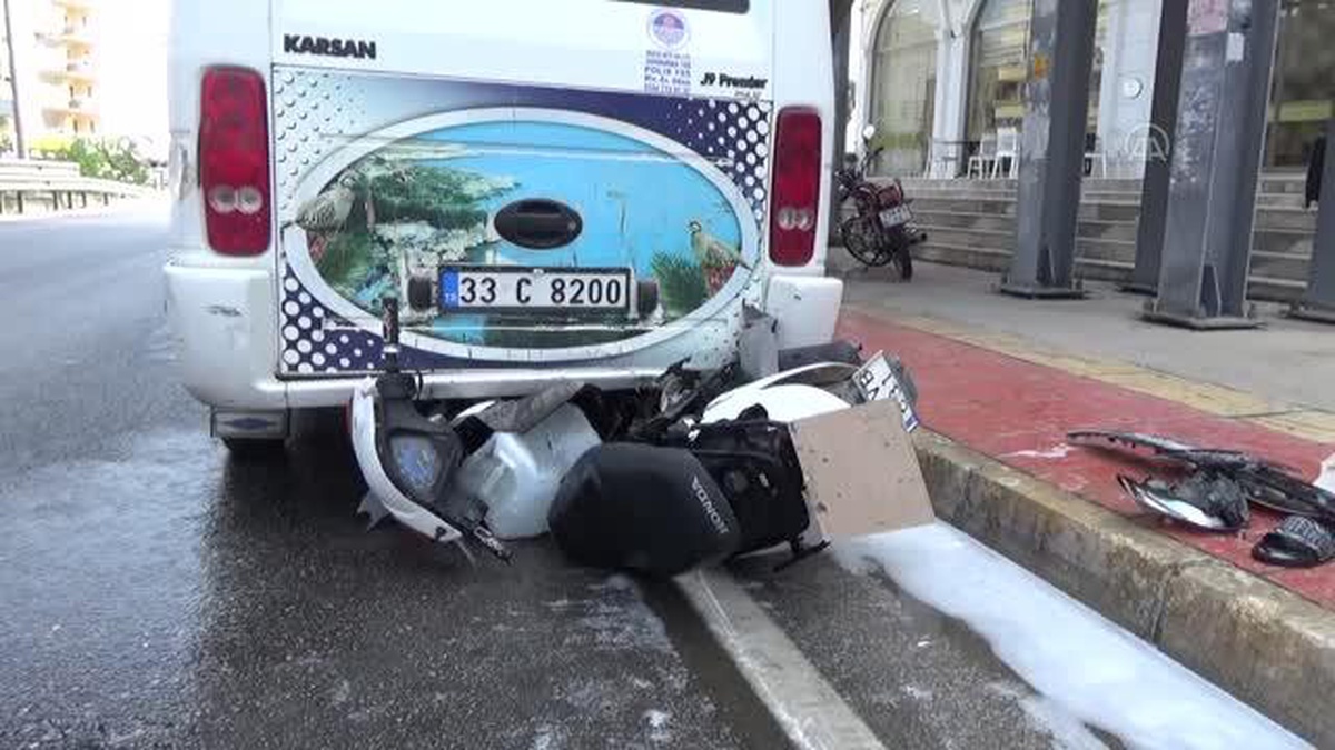 Mersin\'de otomobilin çarptığı motosikletteki 2 kişi yaralandı