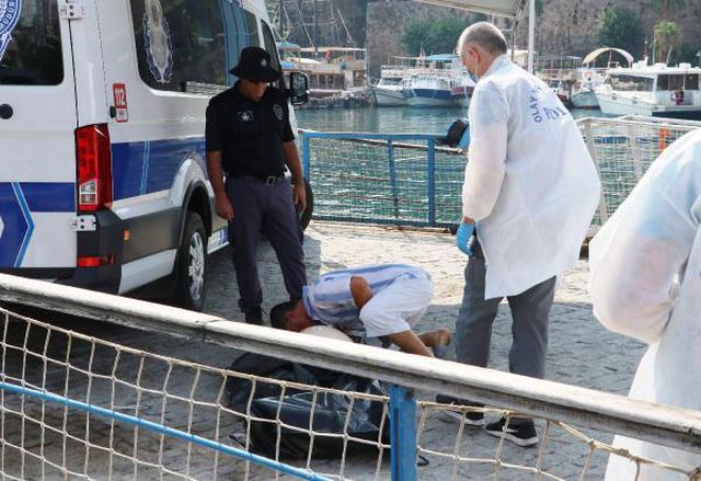 Denizde boğulan kardeşe en acı veda: Alnından öpüp, ceset torbasına koydular