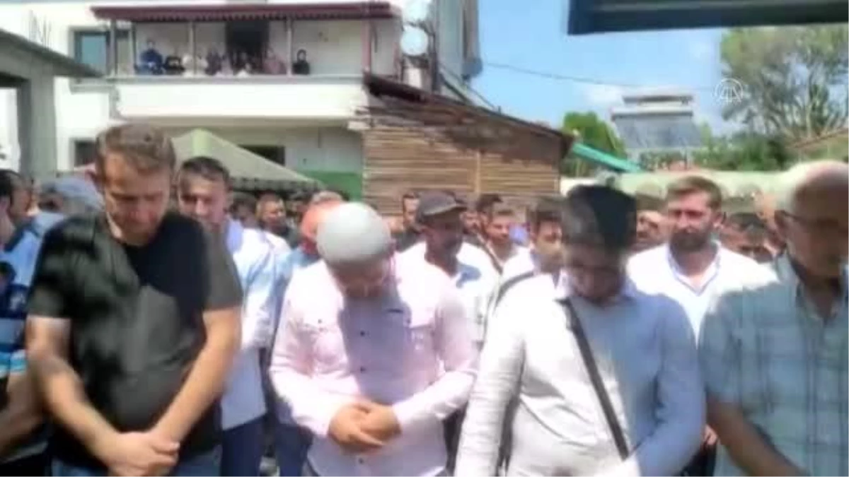 Sakarya\'da serinlemek için girdiği gölde boğulan genç defnedildi