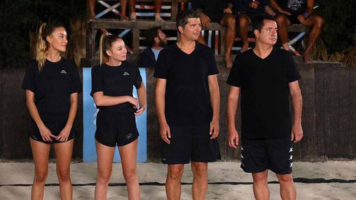 Survivor Aleyna Kalaycıoğlu\'nun mavi bikinisiyle verdiği poz nefes kesti