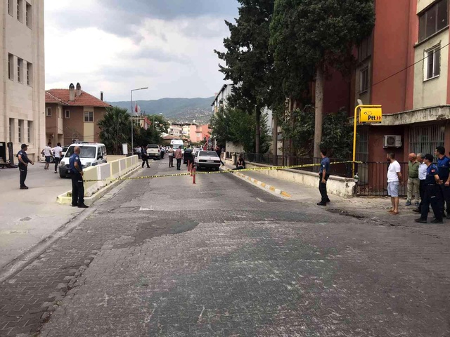 Tartıştığı kişiyi öldürdü, daha sonra emniyetin önüne giderek intihar etti Tartıştığı kişiyi öldürdü, daha sonra emniyetin önüne giderek intihar etti
