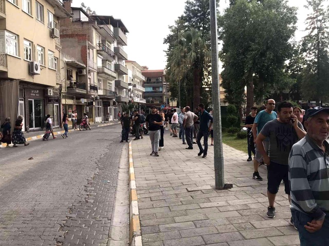 Tartıştığı kişiyi öldürdü, daha sonra emniyetin önüne giderek intihar etti Tartıştığı kişiyi öldürdü, daha sonra emniyetin önüne giderek intihar etti