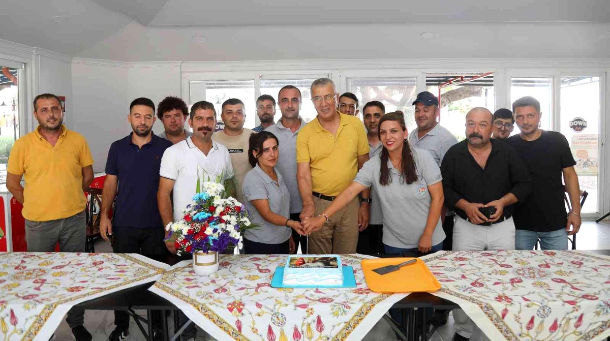 Temizlik İşçilerinden Başkan Tarhan\'a \'sözleşme\' teşekkürü