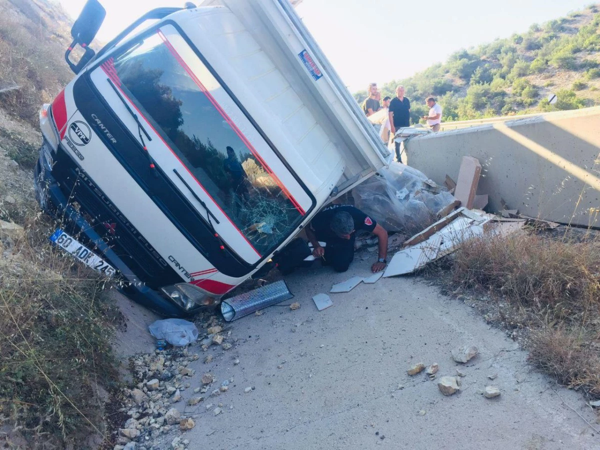 Tokat\'ta iki kamyonetin çarpıştığı kazada 4 kişi yaralandı