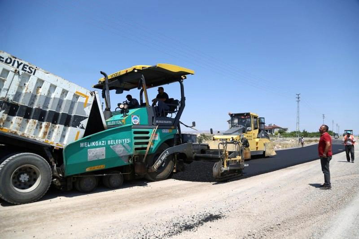 Turan Mahallesi\'ne yeni yollar açılarak asfaltlanıyor