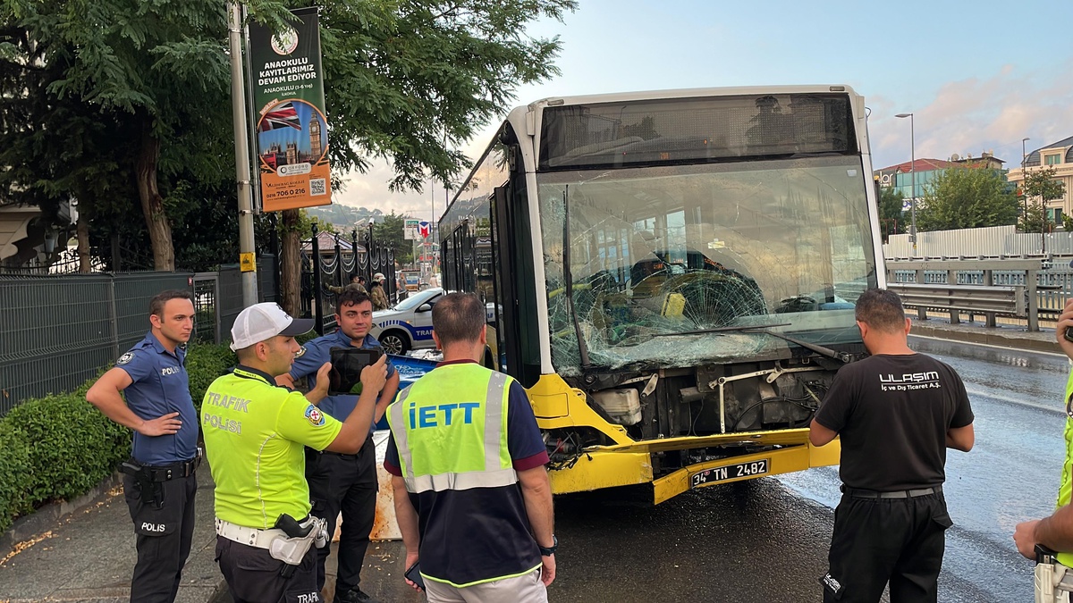 Üsküdar\'da kaza yapan İETT otobüsünde hasar oluştu