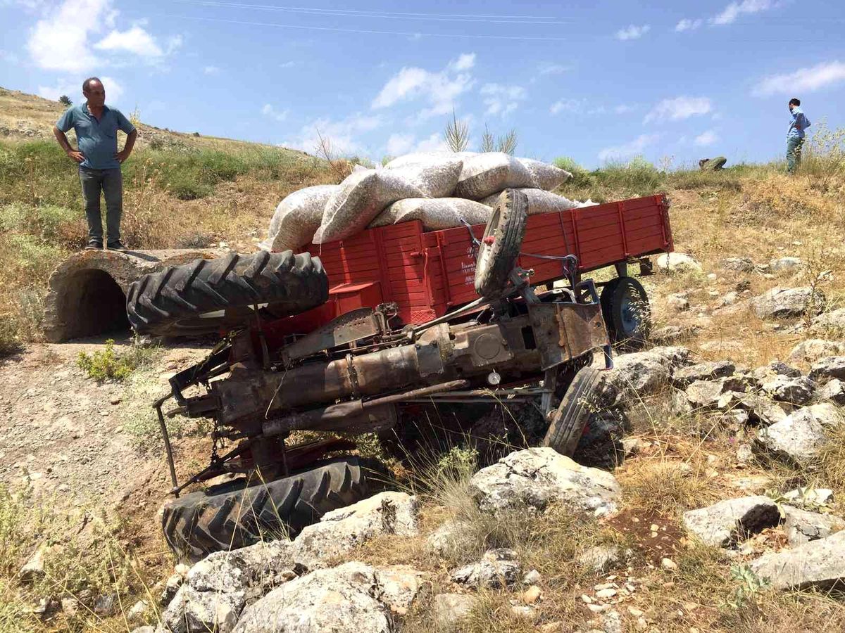 Virajı alamayan traktör devrildi, 1 yaralı