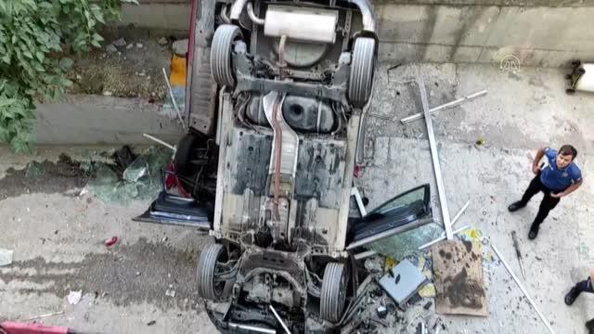 Viteste unuttuğu aracıyla ikinci kattan düşen sürücü ağır yaralandı