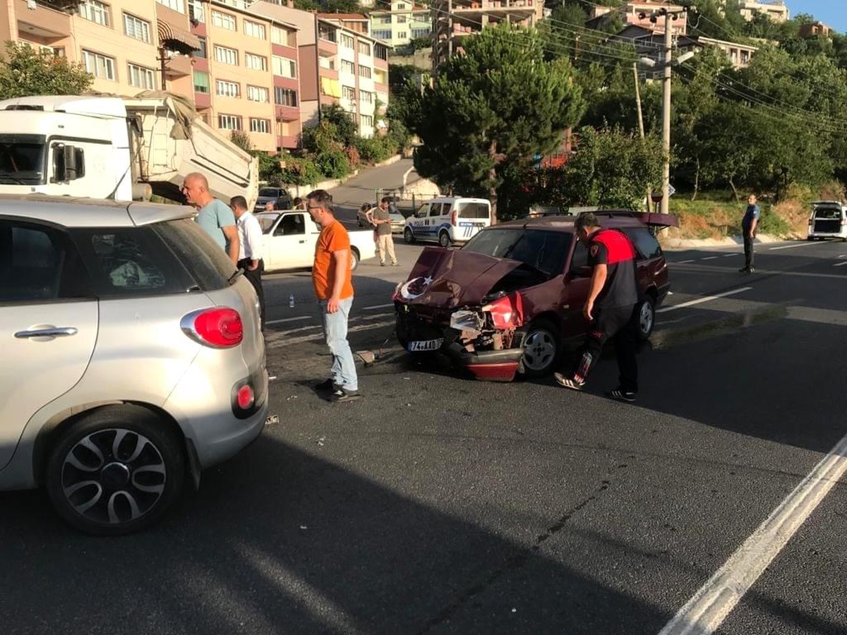 Zonguldak\'ta çarpışan iki otomobil hurdaya döndü: 3 yaralı