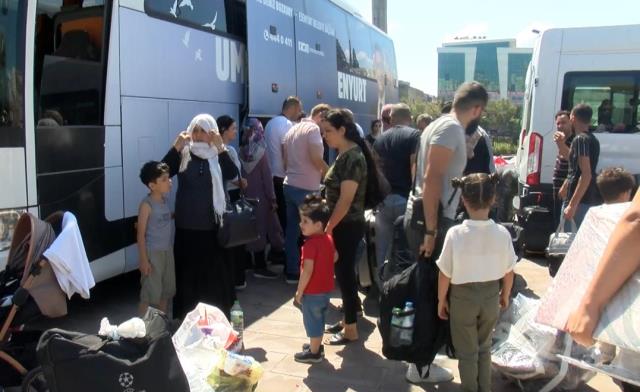 54 Suriyeli, 'Burada her şey çok pahalı' diyerek ülkelerine geri döndü 54 Suriyeli, 'Burada her şey çok pahalı' diyerek ülkelerine geri döndü