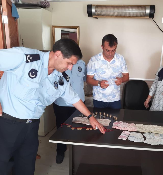Dilencilik yapan kadının cebinden 10 cumhuriyet altını ile 9 bin 165 TL çıktı Dilencilik yapan kadının cebinden 10 cumhuriyet altını ile 9 bin 165 TL çıktı