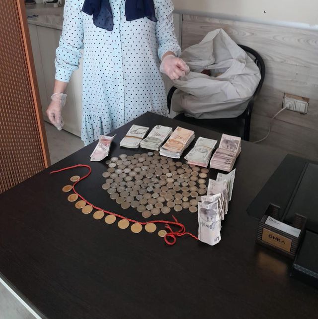 Dilencilik yapan kadının cebinden 10 cumhuriyet altını ile 9 bin 165 TL çıktı Dilencilik yapan kadının cebinden 10 cumhuriyet altını ile 9 bin 165 TL çıktı