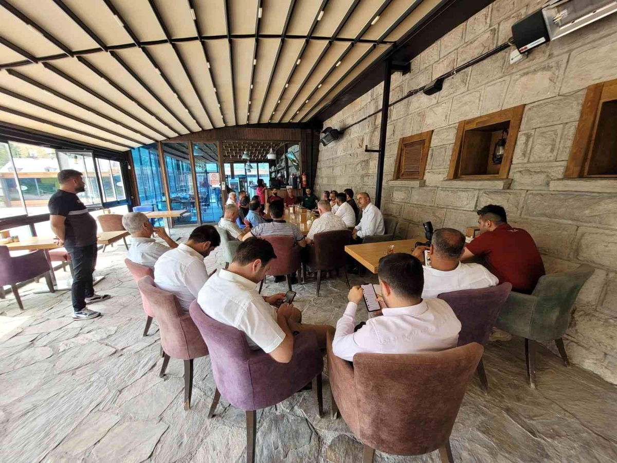 AK Parti Elazığ İl Başkanı Yıldırım Elazığsporlu yönetici ve futbolcularla Erzurum\'da bir araya geldi