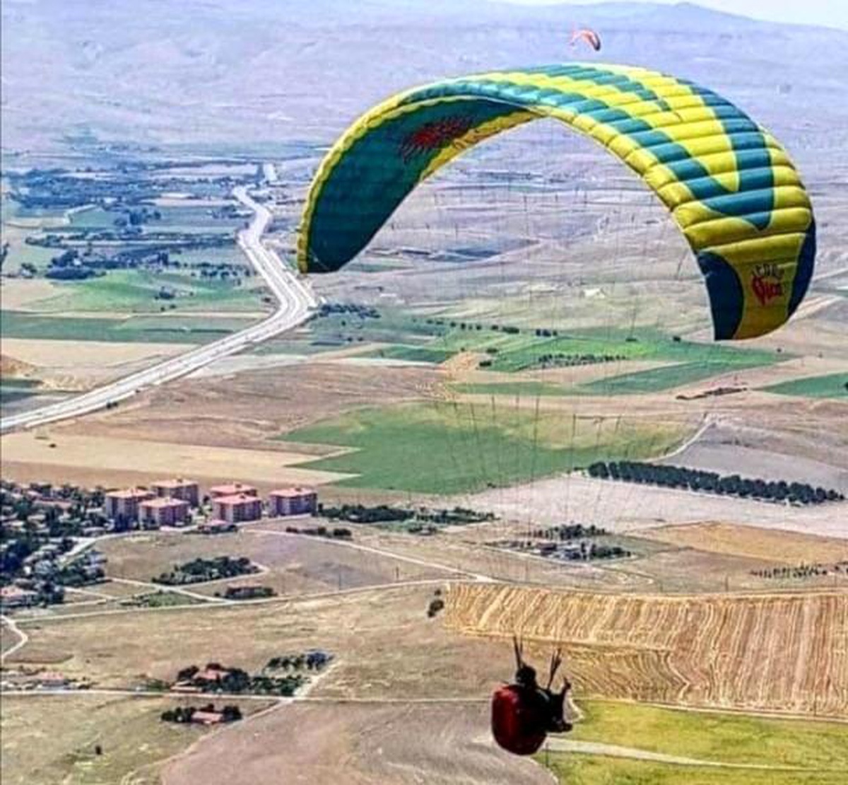 Ankara\'da metrelerce yüksekten düşen paraşütçü hayatını kaybetti