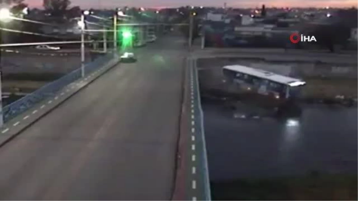 Arjantin\'de otobüs köprüden düştü: 3 yaralı