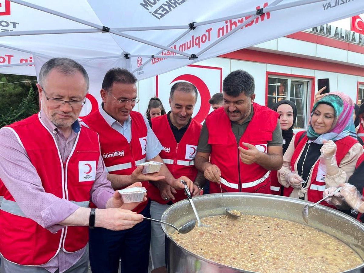 Artuklu Kızılay\'ın aşure etkinliğine vatandaşlardan yoğun ilgi